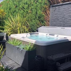  Garden 5 Seats Luxury Automatic Massage Spa Bathtub Outdoor Hot Tub Manufactures