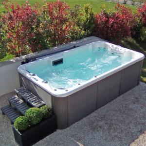  4 Meters Acrylic White Endless Swimming Spa Pool Combo Hot Tub With 6 Seats Manufactures
