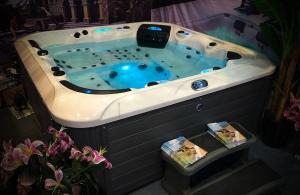 5 People Customized Outdoor Whirlpool Bathtub Freestanding Hot Tub With 33 Jets Manufactures