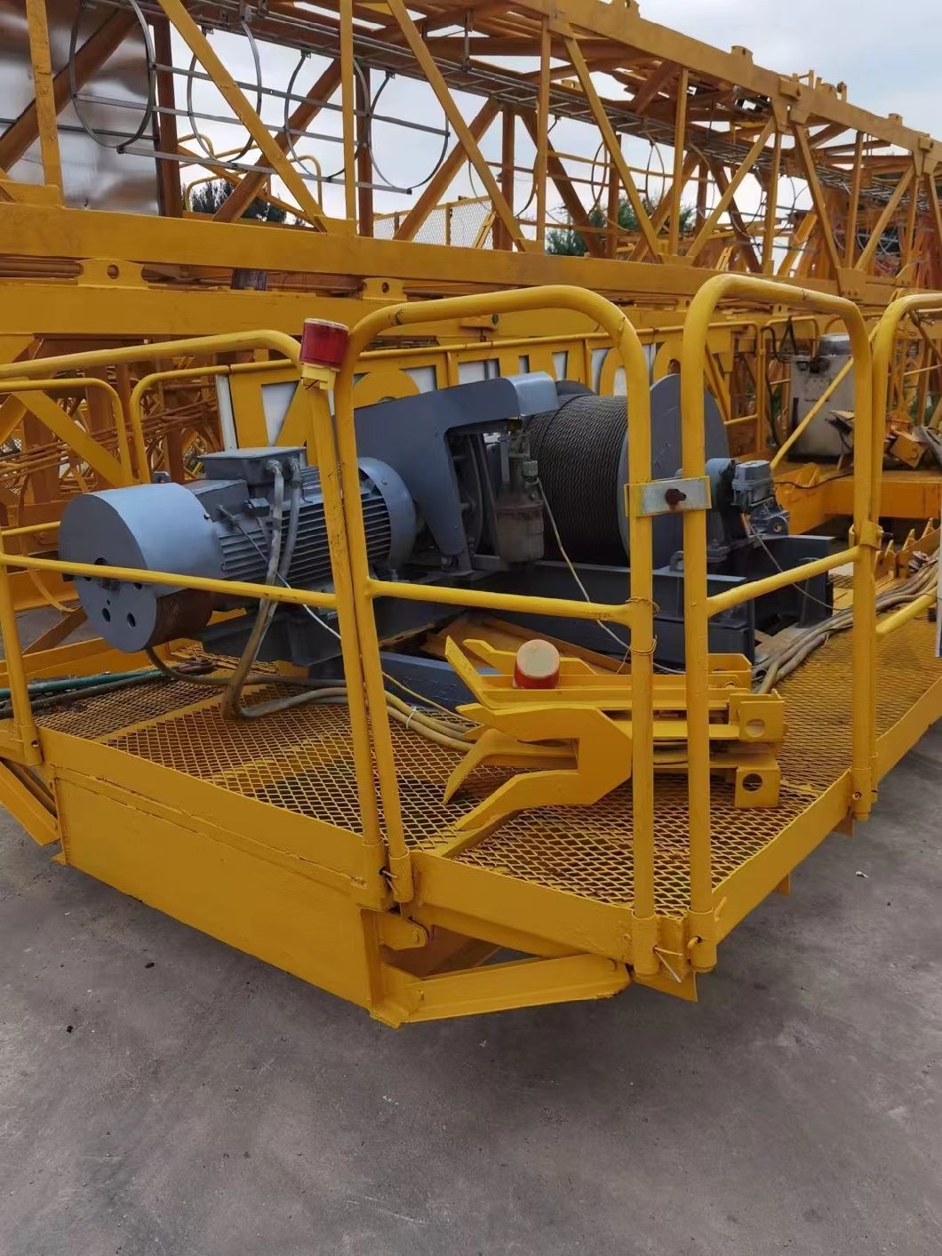 in 2017, The Original Second-Hand Tower Crane Has a Maximum Load of 8t and a Maximum Arm Length of 60m, and The Price Is Preferential