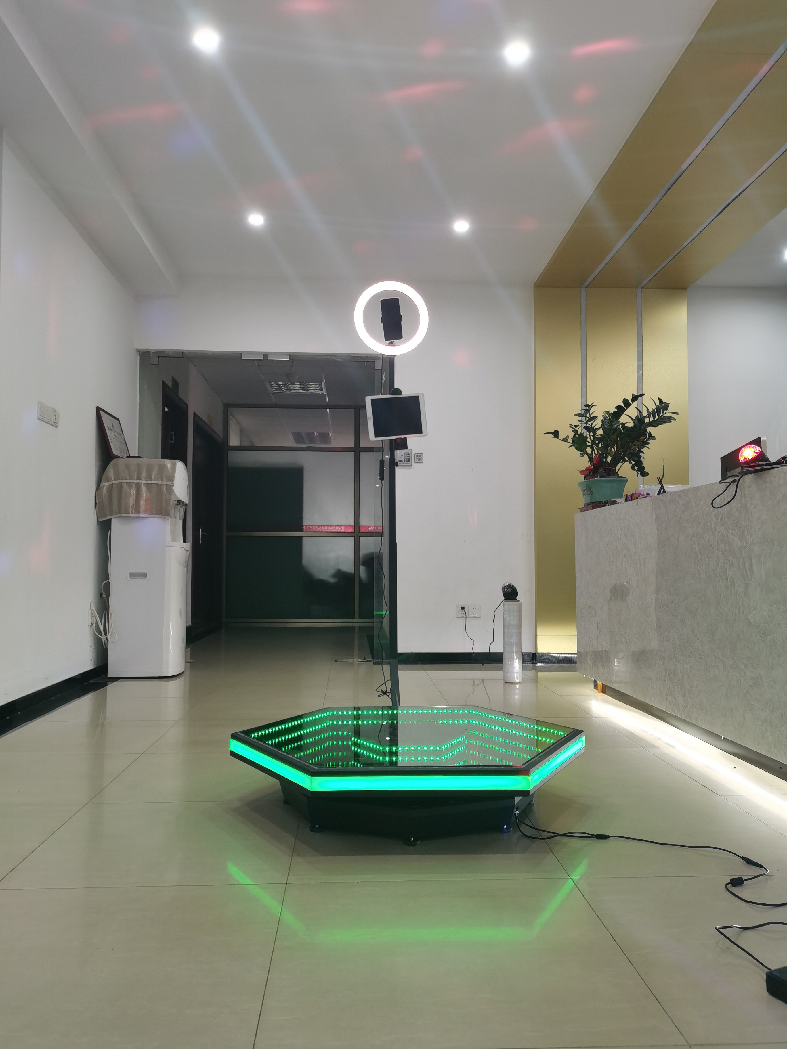 Social Media Sharing 360 Photo Booth with Automatic Spin Interactive Type 500kgs Max Load