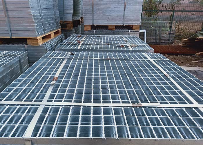 High Loading Strength Black Galvanized Steel Grating Walkway
