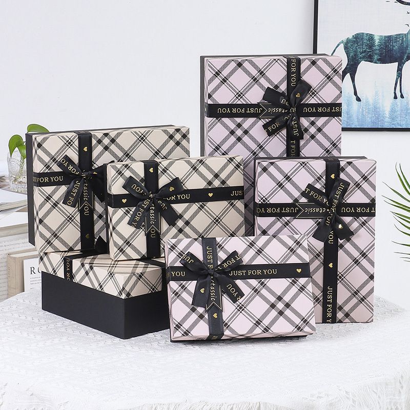 Solid Color Advanced Custom Logo Printing Fashionable Rigid Cardboard Packaging Apparel and Shoes Gift Box with Straps