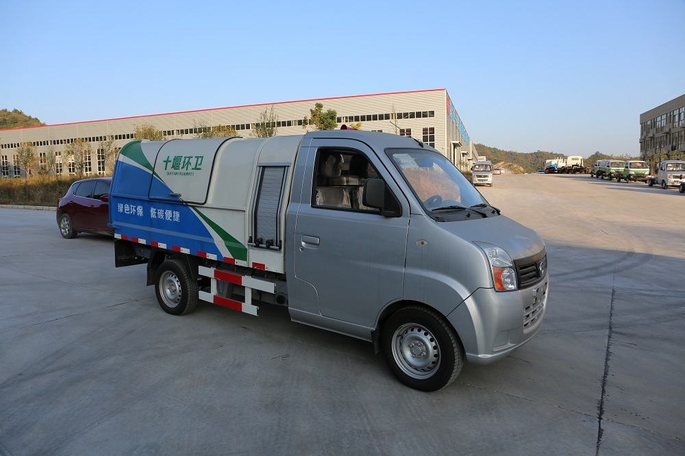 4X2 Customized Dongfeng Mini Garbage Dump Truck With Manual Transmission And Diesel Fuel