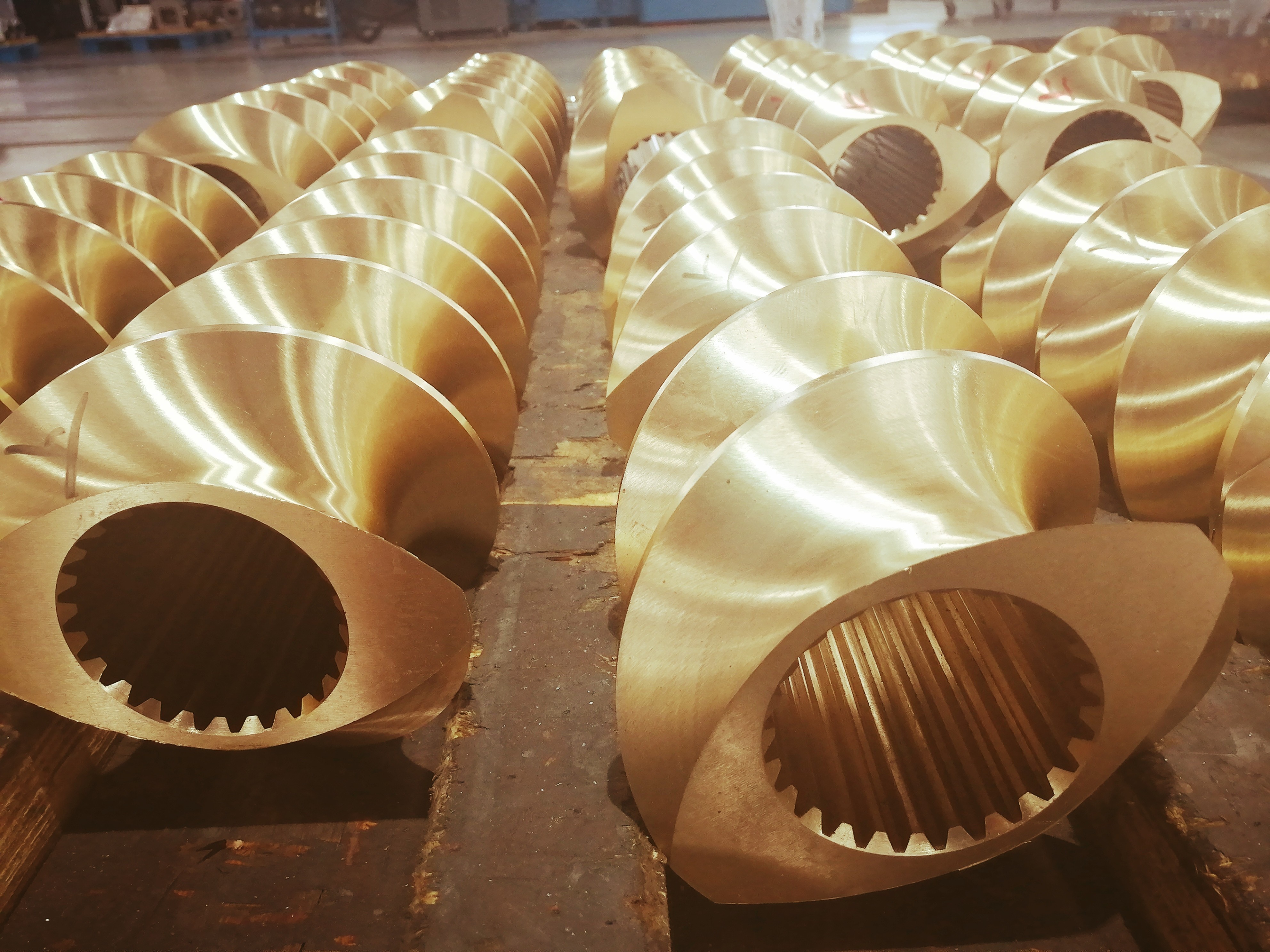 Polishing Aluminium Bronze Twin Screw Extruder Parts 2 Flighted Vacuum Quenching