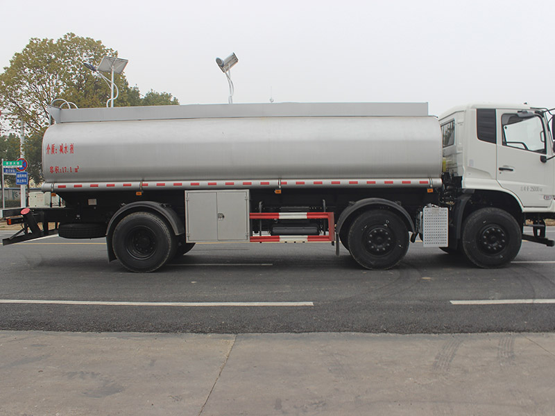 Dongfeng Three-axle Ordinary Liquid Transport Vehicle