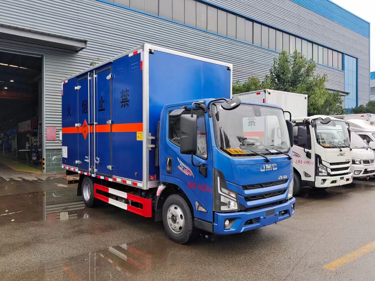 Dongfeng 4x2 6-ton, 8-ton, and 10 Ton Blasting Equipment Transport Vehicles for Sale