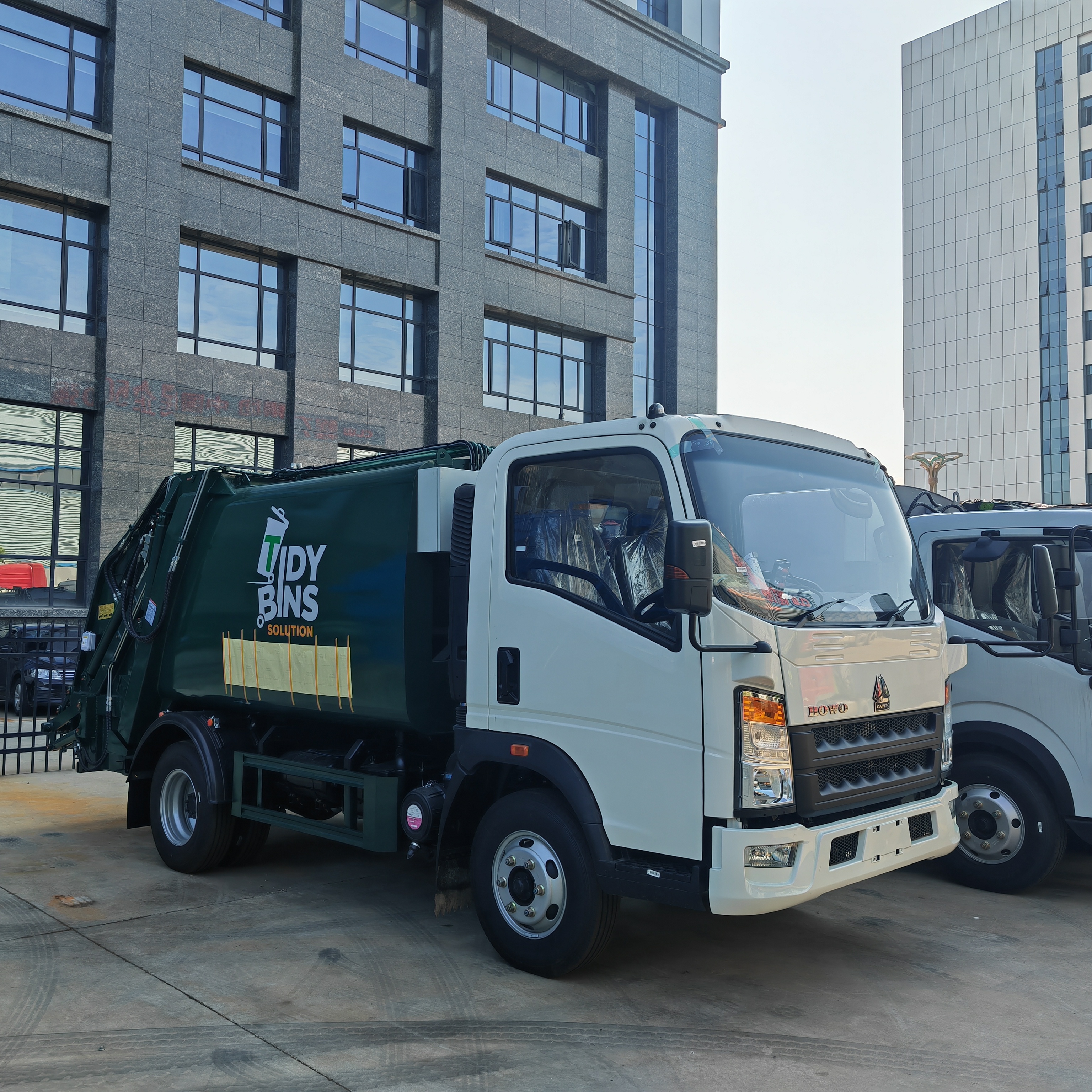  Sinotruck Howo Right Hand dumpster Robust Compactor Garbage Truck Manufactures