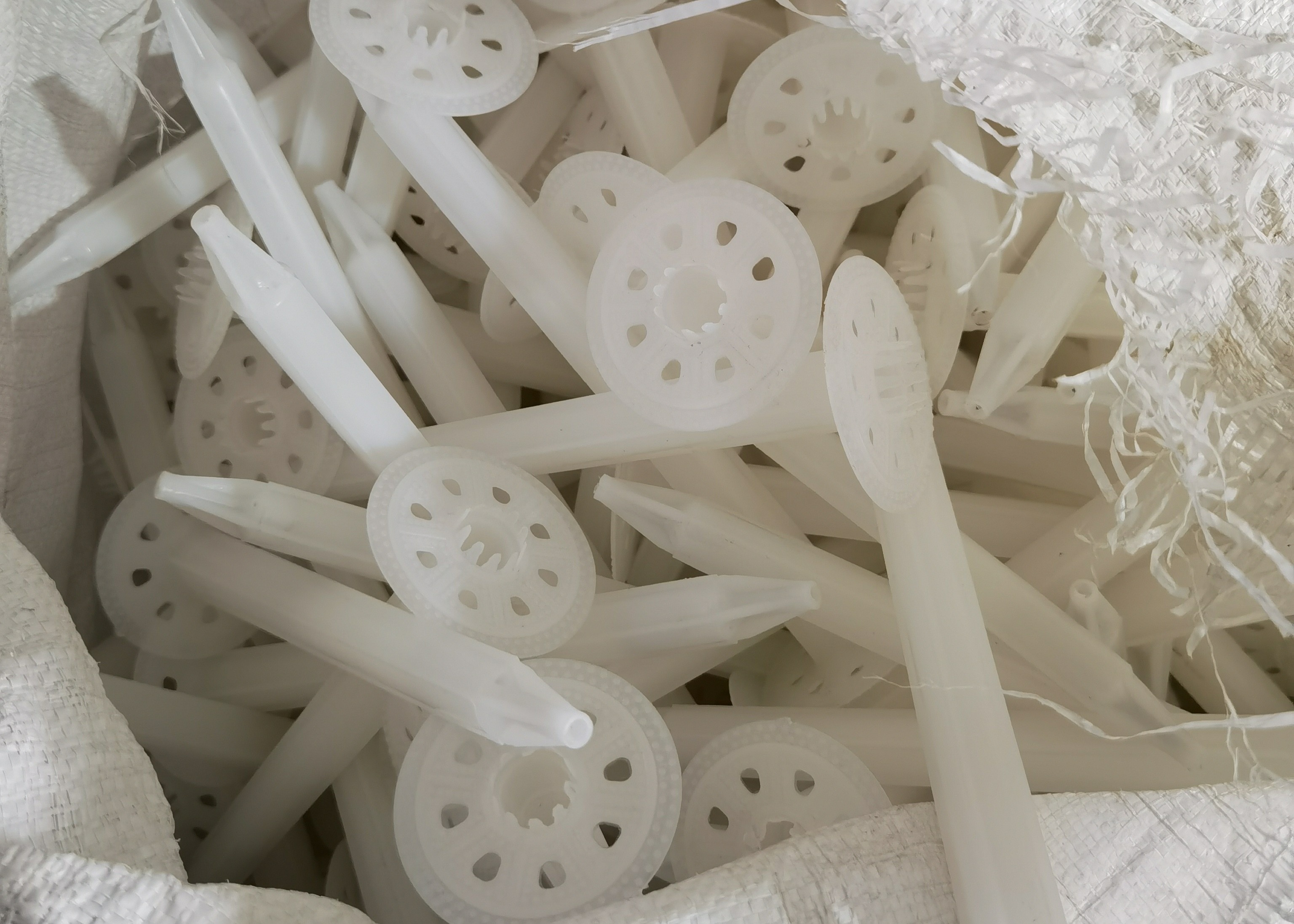 Green Color Wall Insulation Anchors With Stainless Steel Nail Noise Absorption