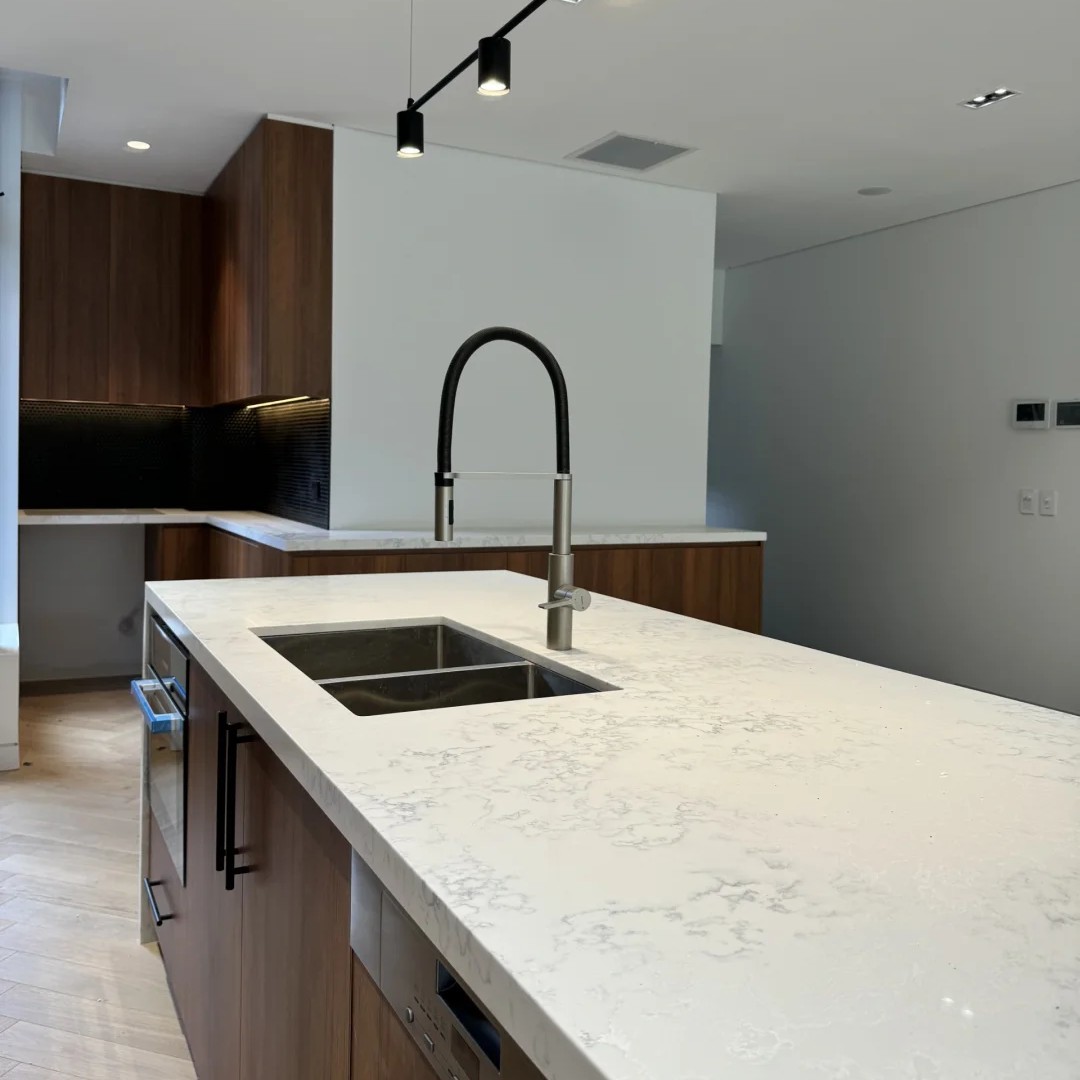 Luxury Home Kitchen Furniture Modern Designs Sintered Stone Countertop Solid Wood Kitchen Cabinet with Island for Builder