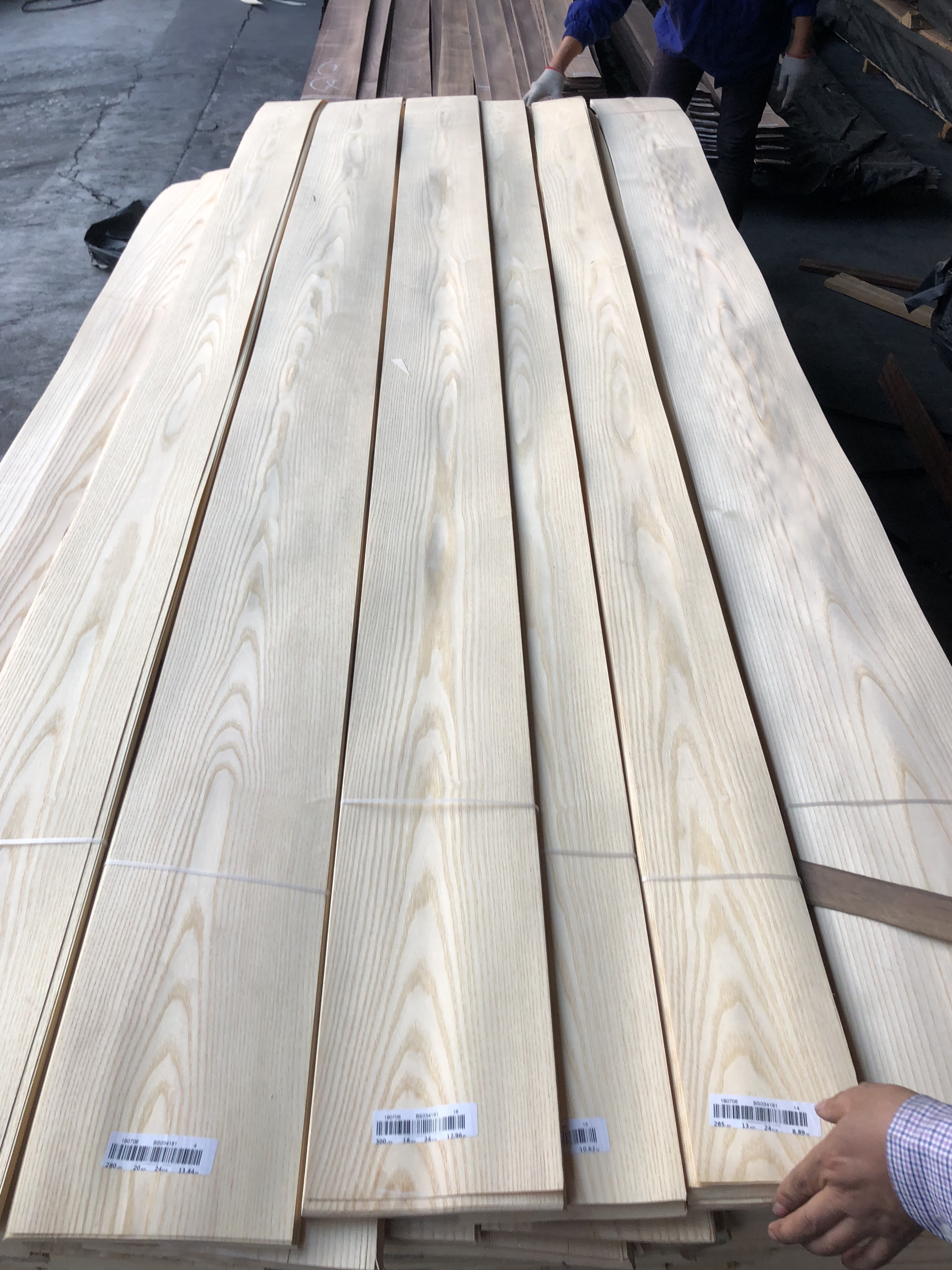 Free Sample Natural American Ash Wood Veneer for Home Table Bedroom Chair Wooden Wardrobe Furniture