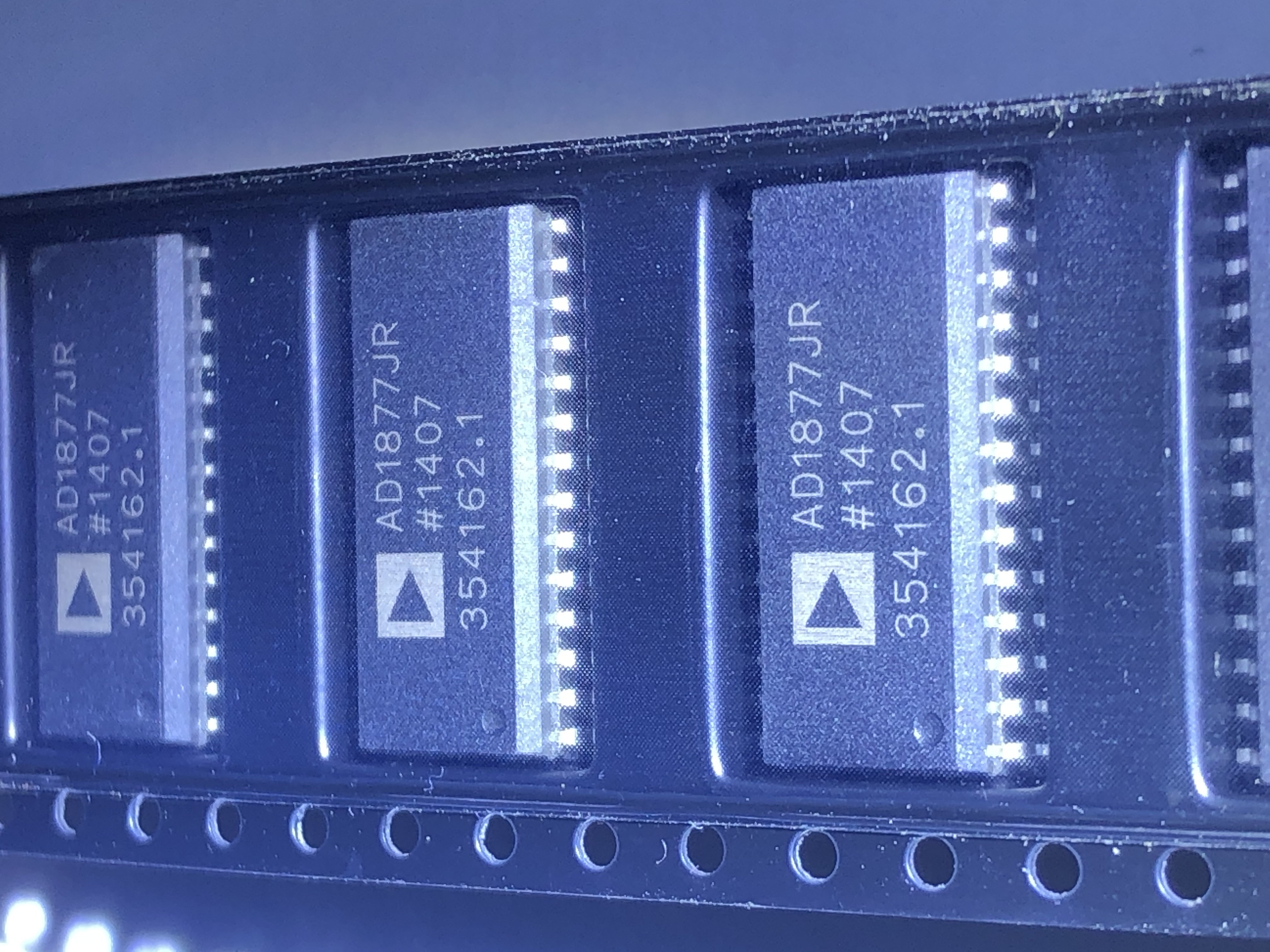 AD1877JRZ Analog Devices Integrated circuits IC AD1877 Series IC ADC/AUDIO 16BIT 48K 28SOIC Electronic components