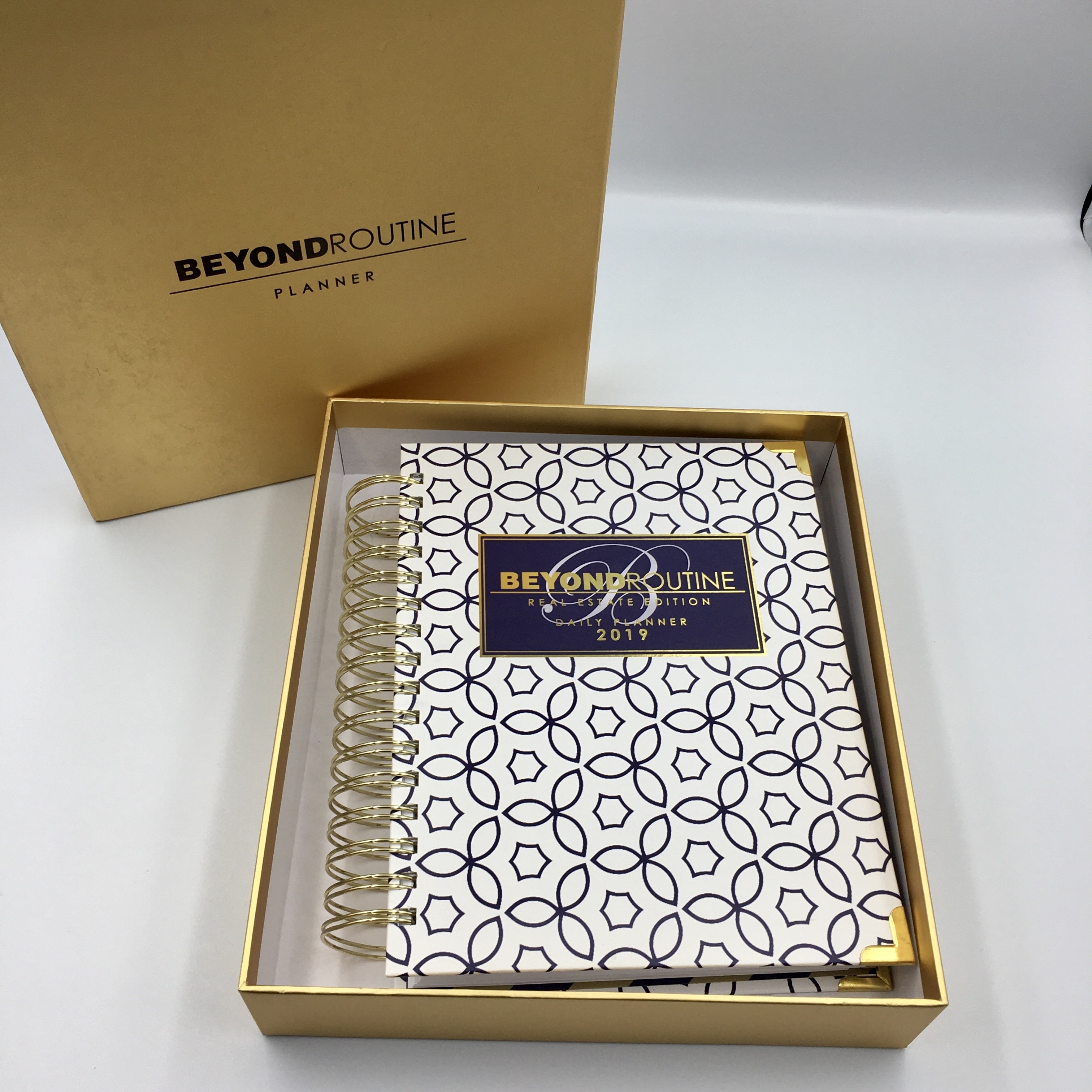 Luxury Cardboard Gift Boxes 157gsm 2mm Rigid Paper Hardcover Packing