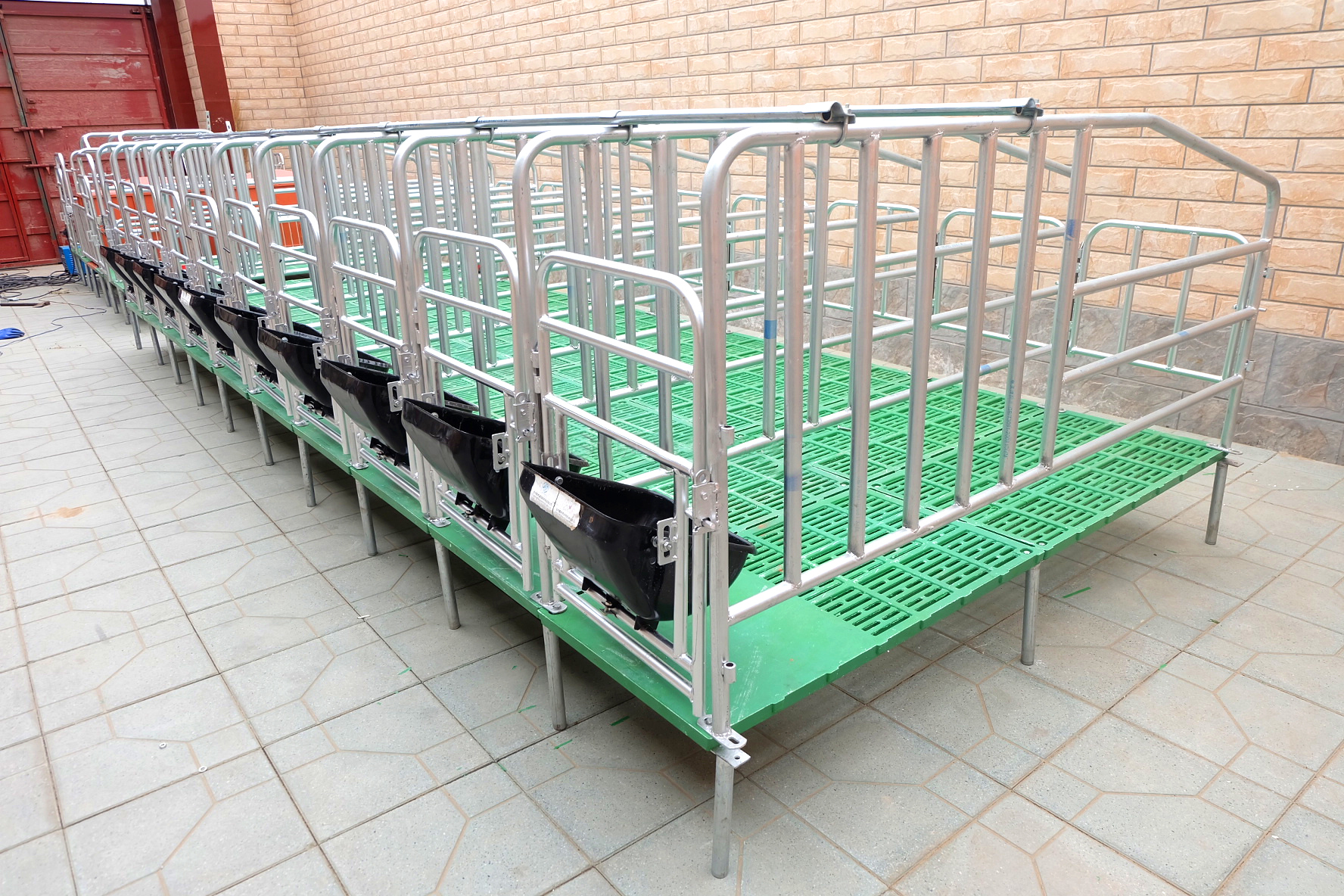High Tolerance Pig Farrowing Crates for Customized Agricultural Livestock Equipment