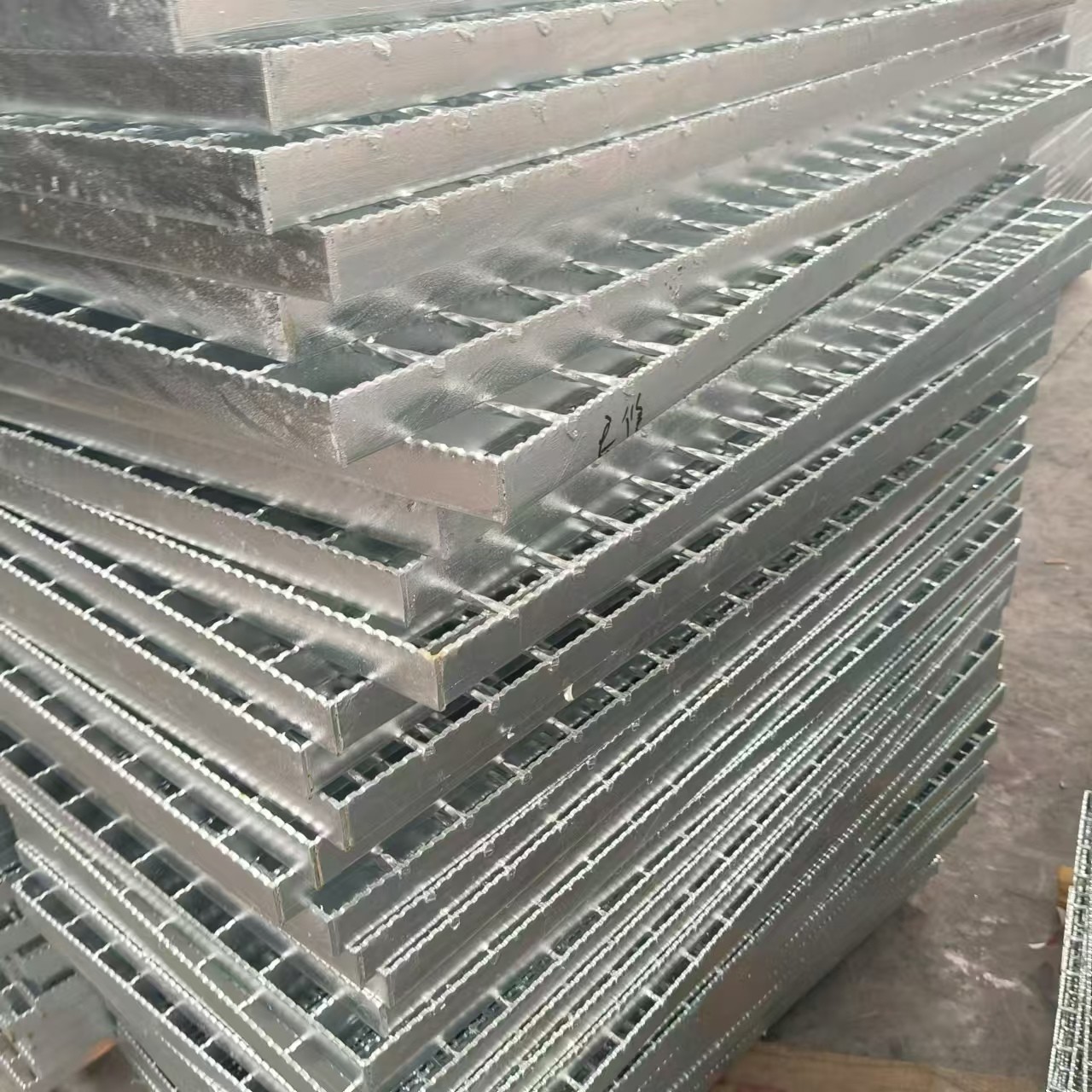 Stainless Steel Gratings: Elegant and Corrosion-Resistant