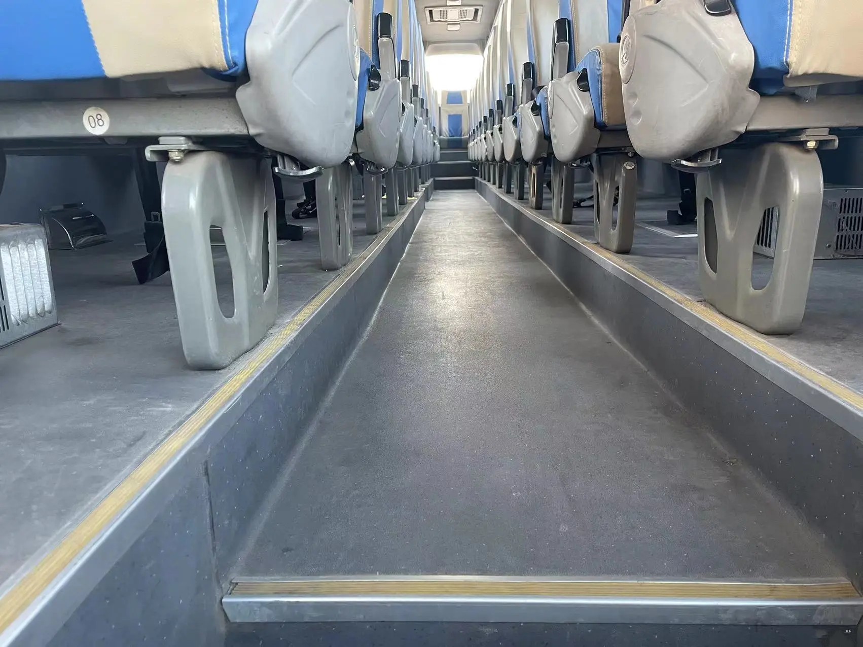 Used Passenger Bus EURO IV 53 Seats Air Conditioner 330hp Engine 12 Meters White Color 2nd Hand KLQ6129