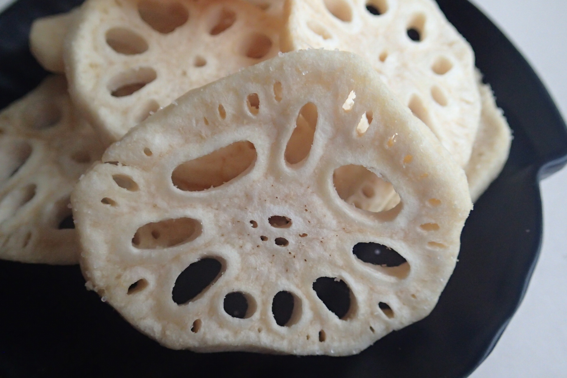 Salt lotus root crisp lotus root crisp fried dehydrated vegetables dried lotus root chips