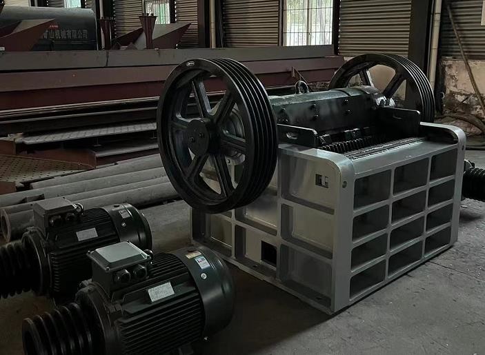 90KW Iron Ore Crusher Machine Jaw Crusher 80-403 TPH Output For Medium Mine Crushing