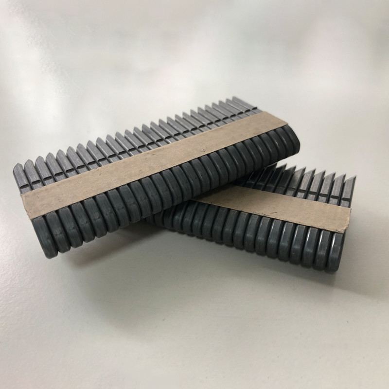33mm Barbed Fencing Staples 10.5 Gauge Hot Dip Galvanised Divergent Point