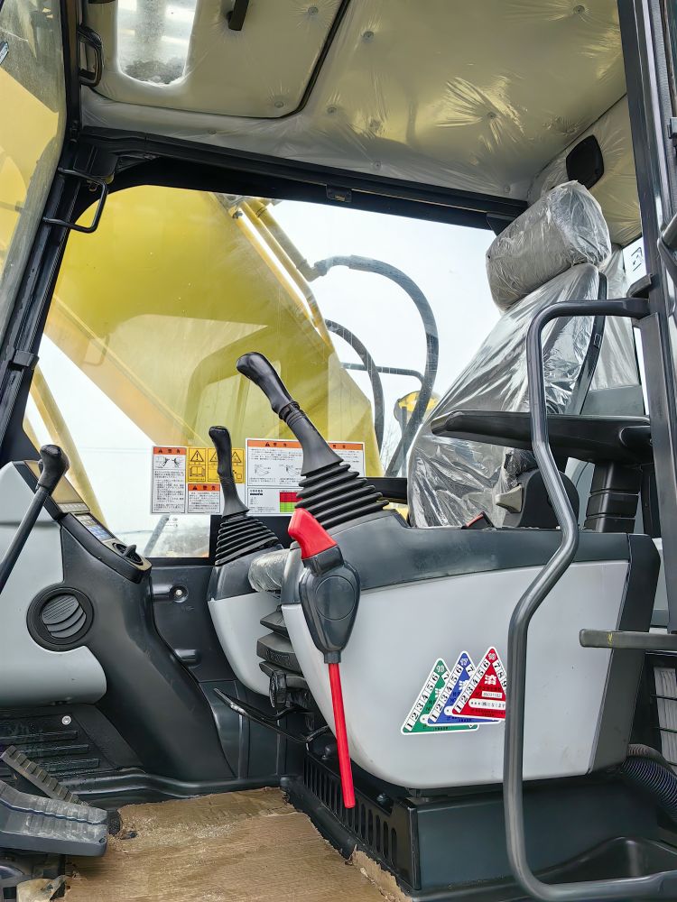 20 Ton Used Digger Komatsu Excavator PC200-8 with Original Hydraulic Pump in Shanghai