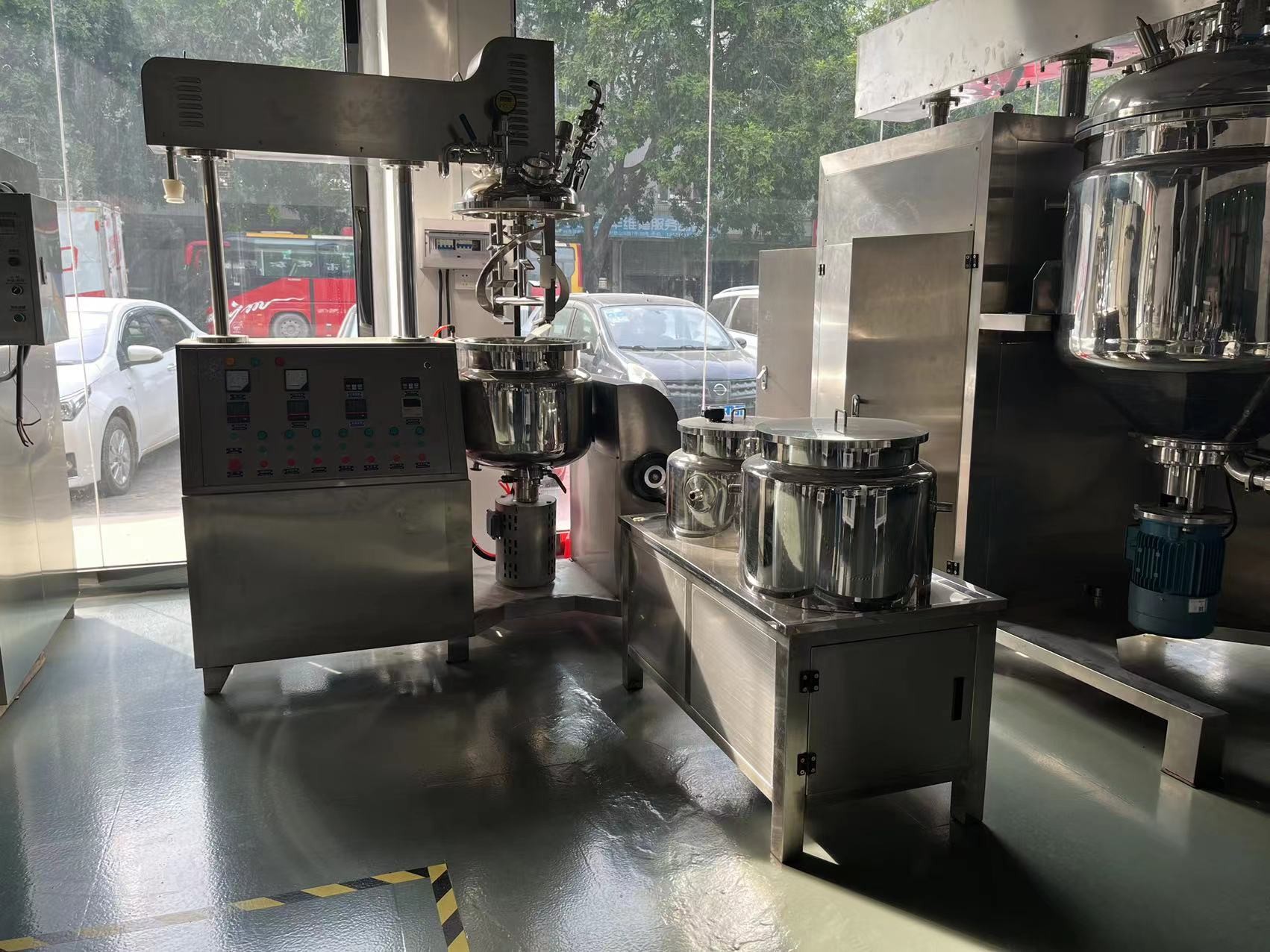 SUS304 SUS316 Vacuum Mixer Homogenizer , Leakproof Cosmetic Manufacturing Machines