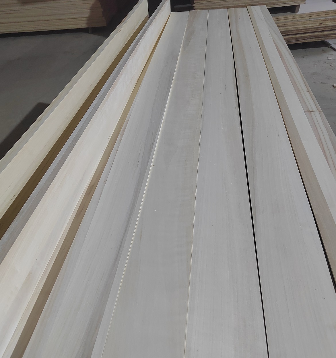 8%-12% Moisture Content AA Grade White Solid Wood Poplar Board for Coffins at Best