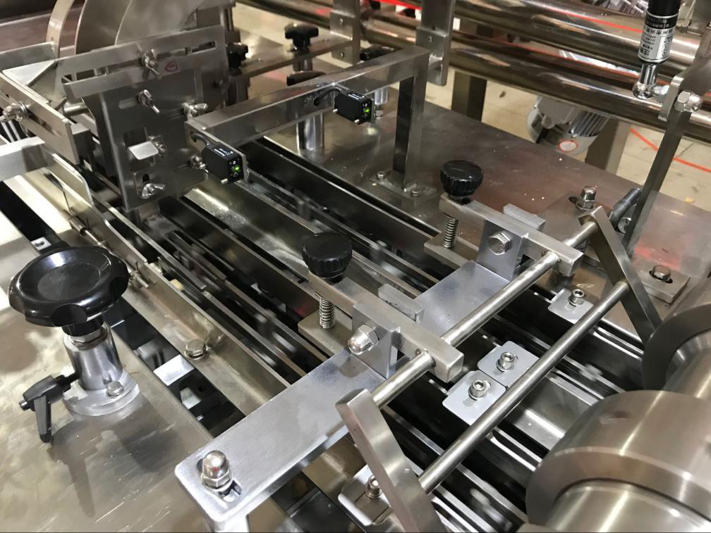 Small Scale Two Lanes 1000pcs/min Sandwich Biscuit Machine / Cracker Making Machine