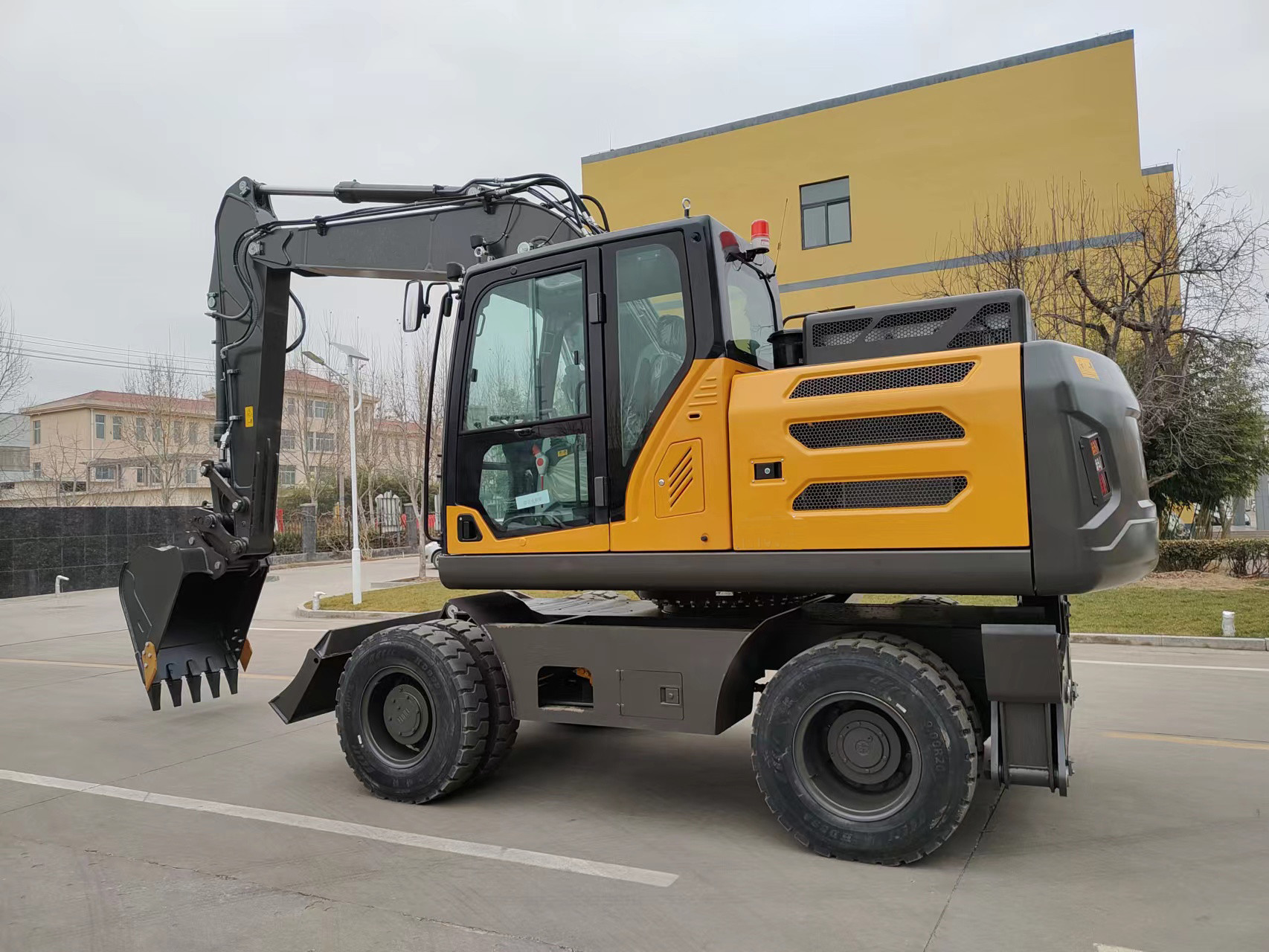 9.00-20/8 Tires Compact Wheeled Digger With Max. Travel Speed Up To 32km/H