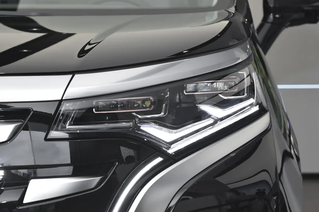 2023 Tengshi D 9 DM-i 970 All Wheel Drive 180km Plug-in Hybrid 7seat MPV with Brown Interior and Maximum Torque of 681Nm