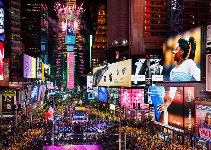 1920Hz Naked Eye 3d Led Screen P4 Outdoor Led Billboard 80x40 Dots