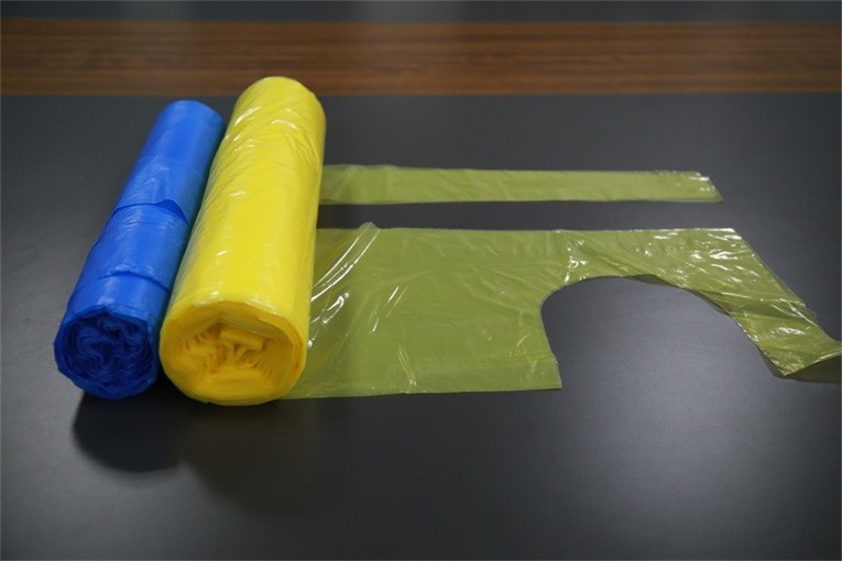 Disposable PE Apron On A Roll Polythene Yellow Economy Food Serving Aprons