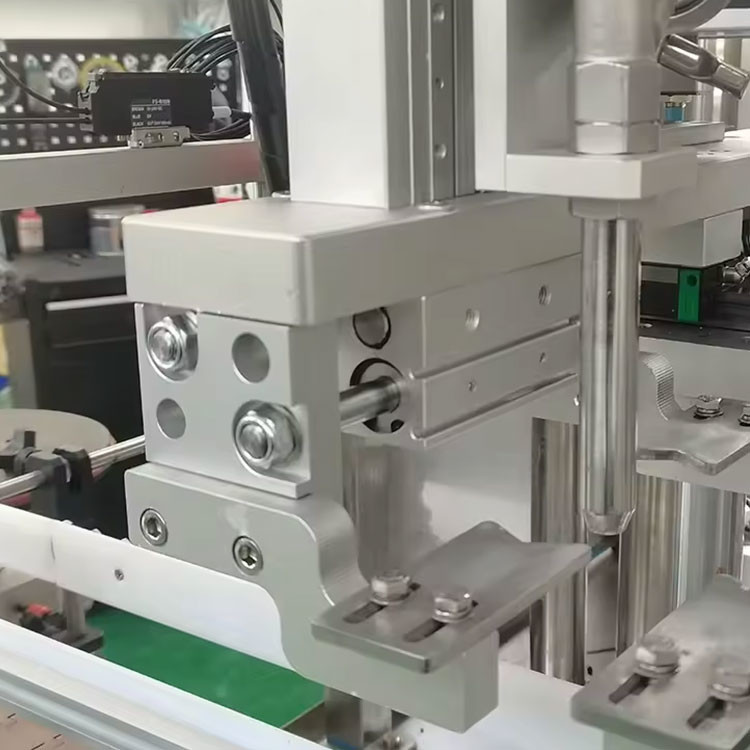Automatic Liquid And Paste Products Tracking Filling Machine