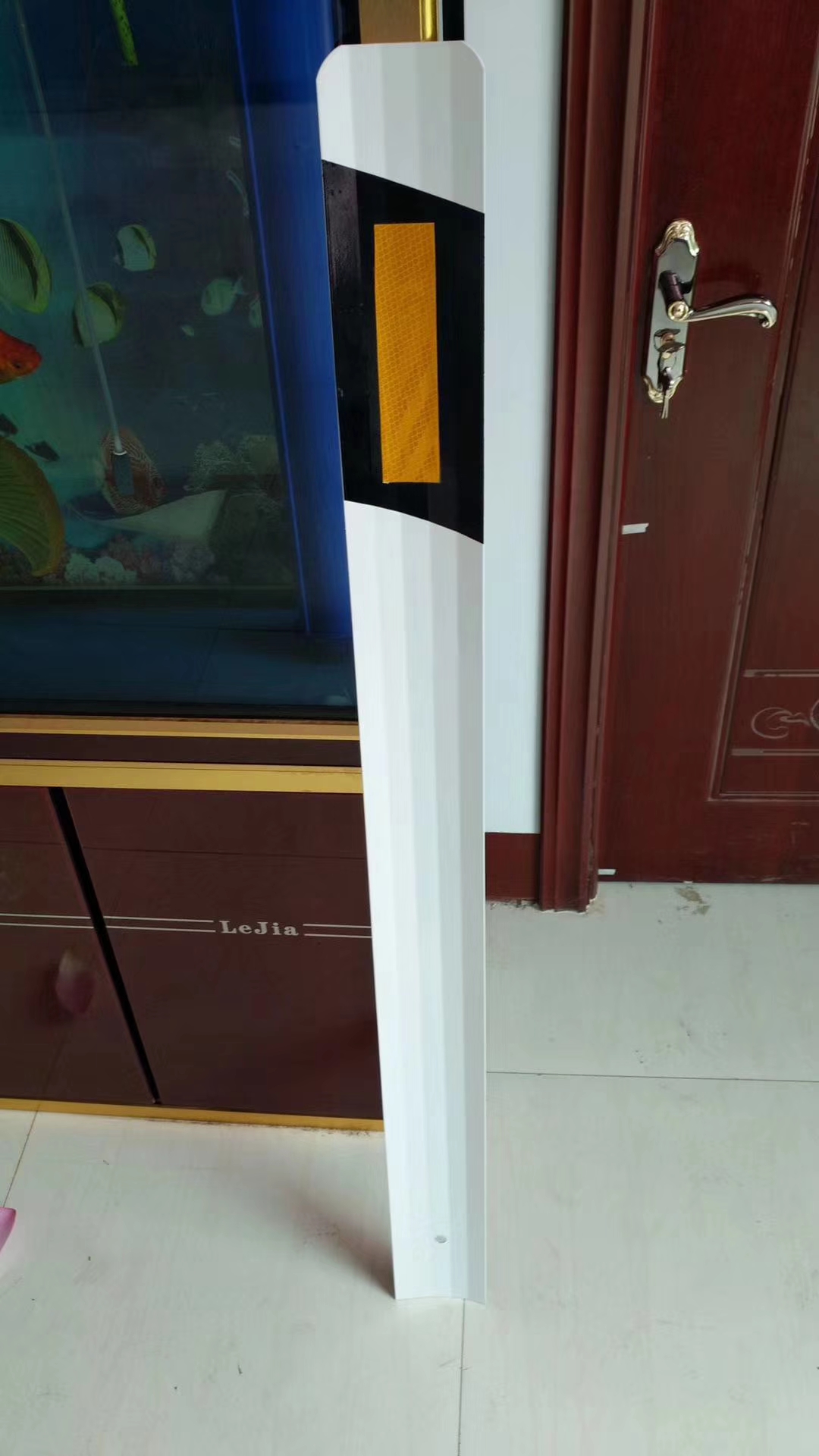Highway Guardrail Plastic V Type Road Reflectors High Visible Road Stud Reflector