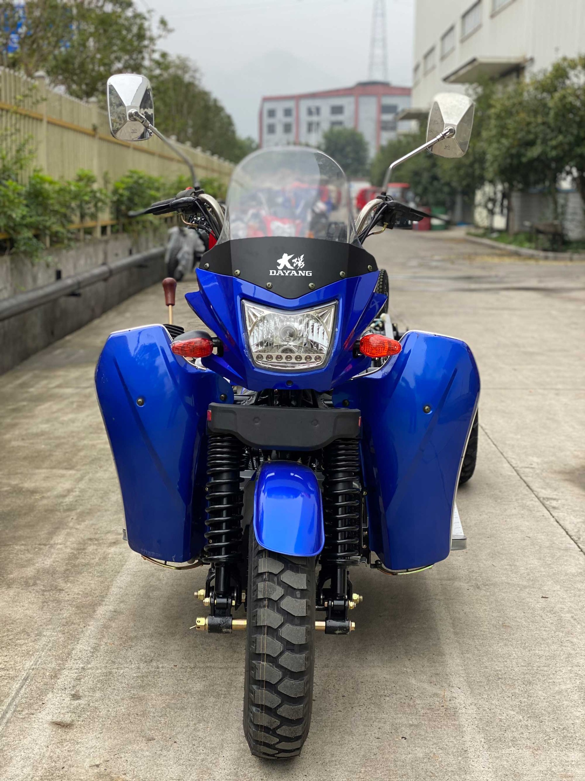 300cc Water Cooled Petrol Three Wheels Cargo Tricycle with Customized Body Frame
