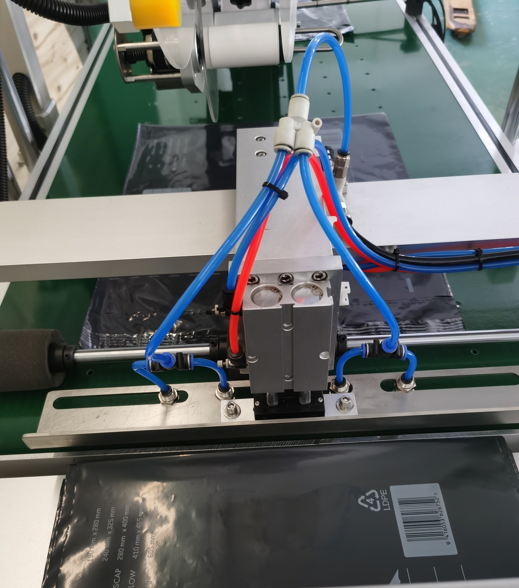 High Speed HMI Automatic Printing Bag Labeling Machine For Pouch Sticker 1000W