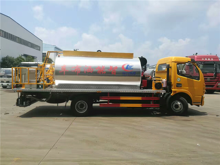 Dongfeng 6000 Liter 6m3 Bitumen Spreader Truck Distributor Truck Rhd