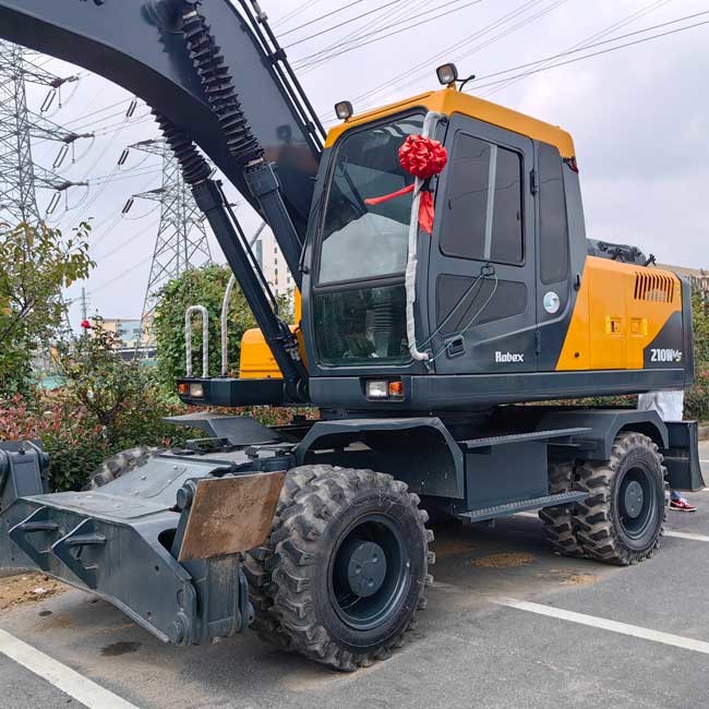 Used Wheel Excavator Hyundai R210Wvs 0.92m3 Bucket Capacity Middle