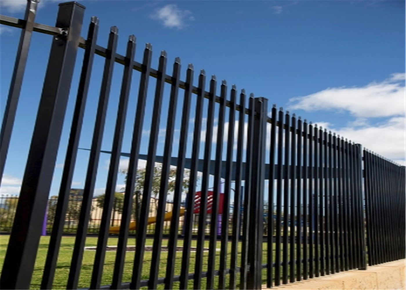 1800mm High X 2400mm Garrison Fencing Wide 2 rails 40X40X1.6 Upright 25X25X1.2 Crimped Spear With Post 65X65mm*1.60mm