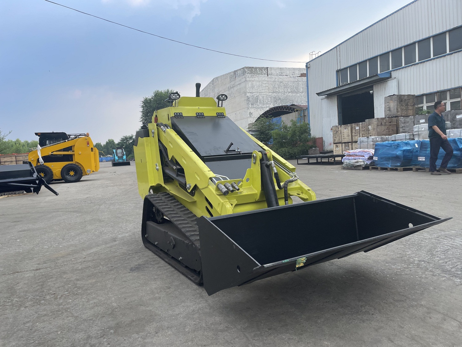 Video Technical Support Mini Skid Loader with EPA Pekins Engine and 0.2cbm Capacity