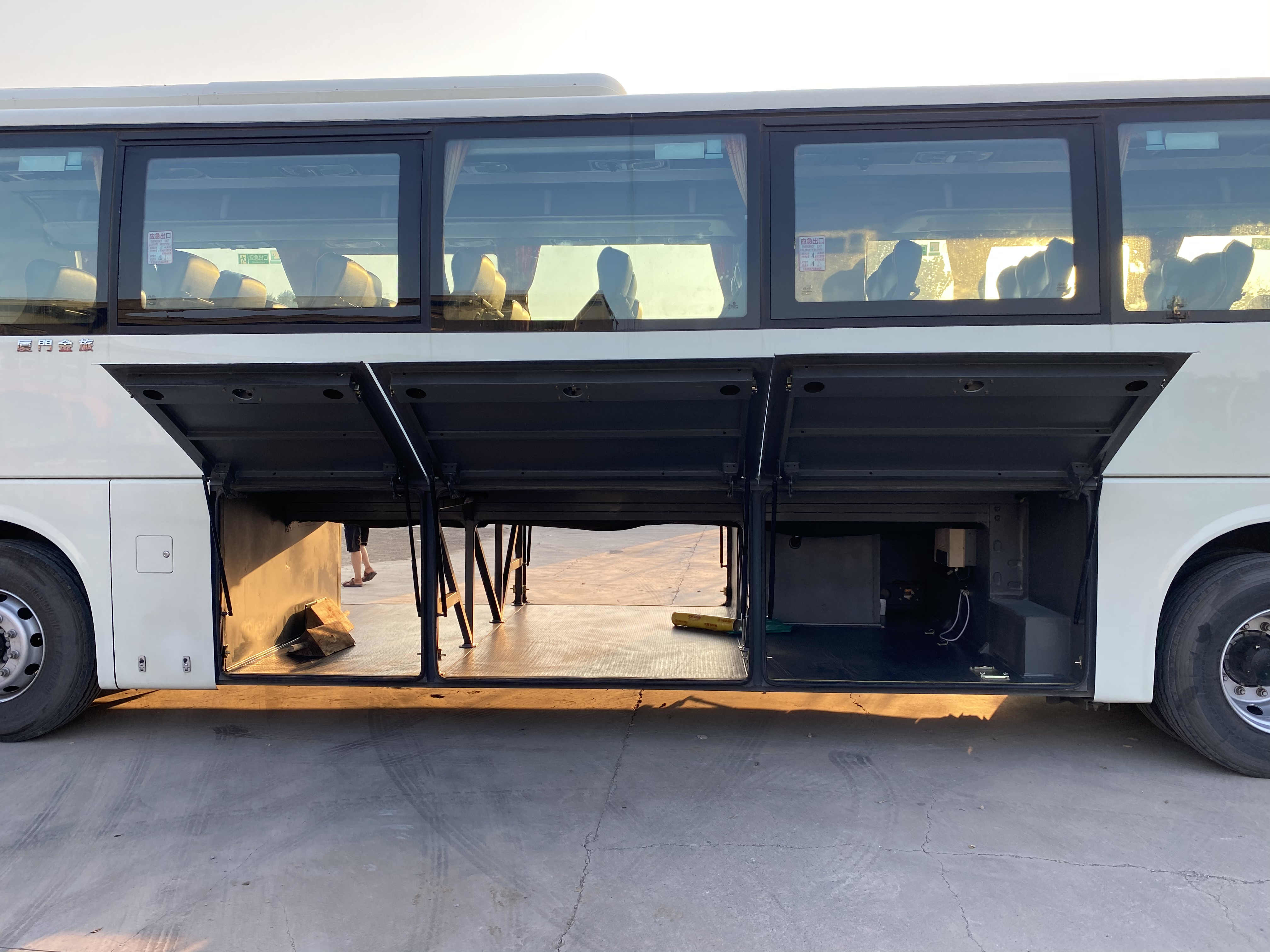 New Type Coach Bus Golden Dragon XML6122 52 Luxury Seats Double Doors Used Passenger Bus 12meter LHD