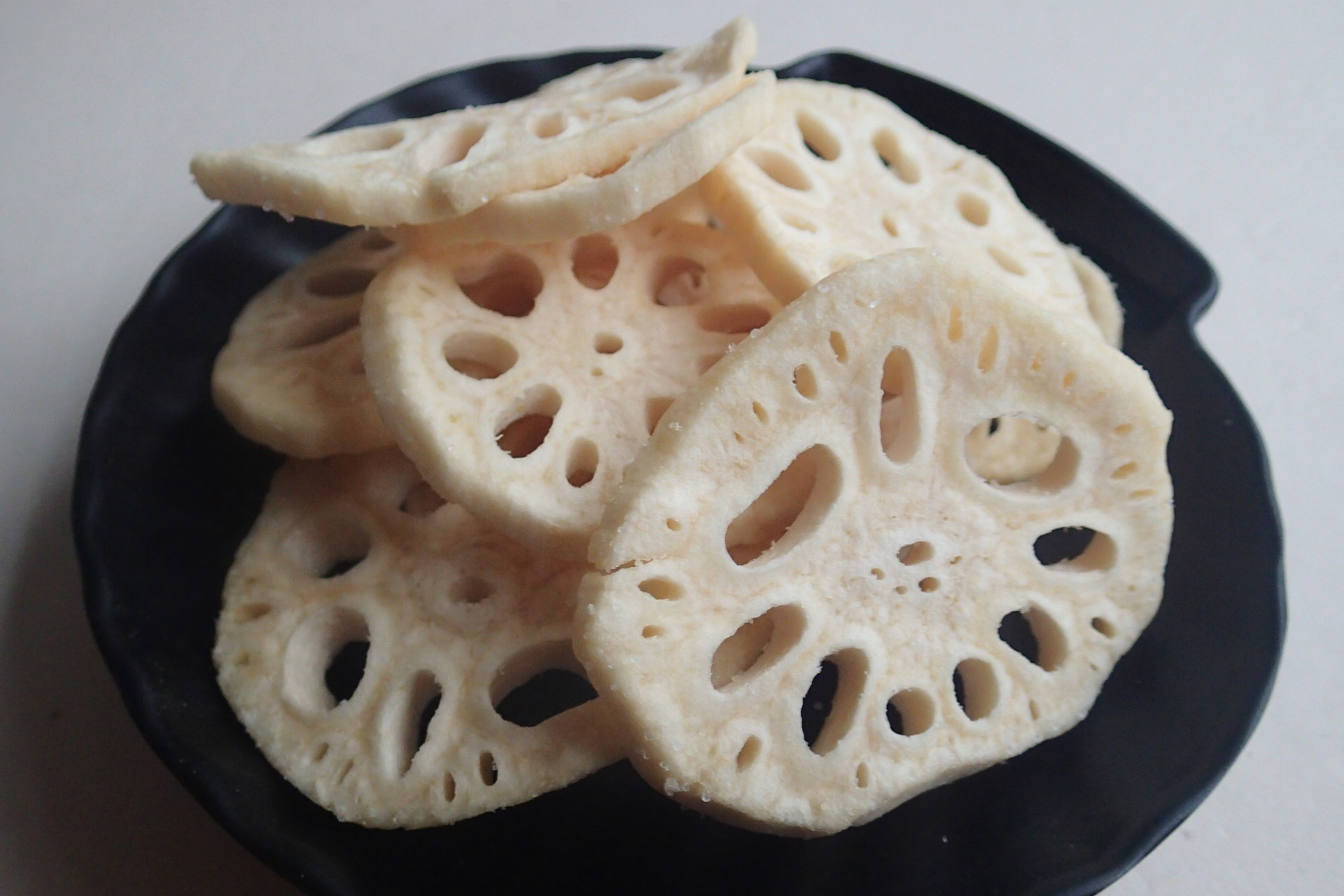 Salt lotus root crisp lotus root crisp fried dehydrated vegetables dried lotus root chips