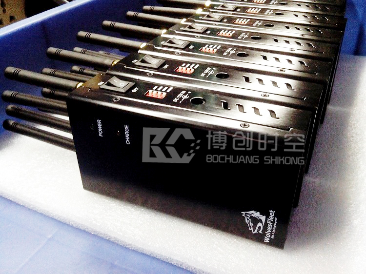 Four-band handheld GSM GPS jammer 3G mobile phone jammer black with fan cooling vehicle to prevent being located by trac