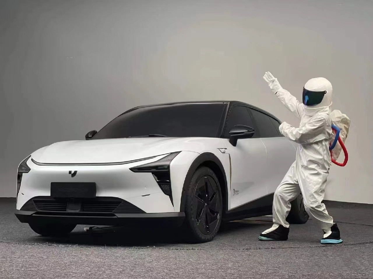 High Speed 2023 ROBO 01 Electric Car 100kWh Battery 600km Range Double Motor 4WD Maximum Torque Nm 400-500Nm
