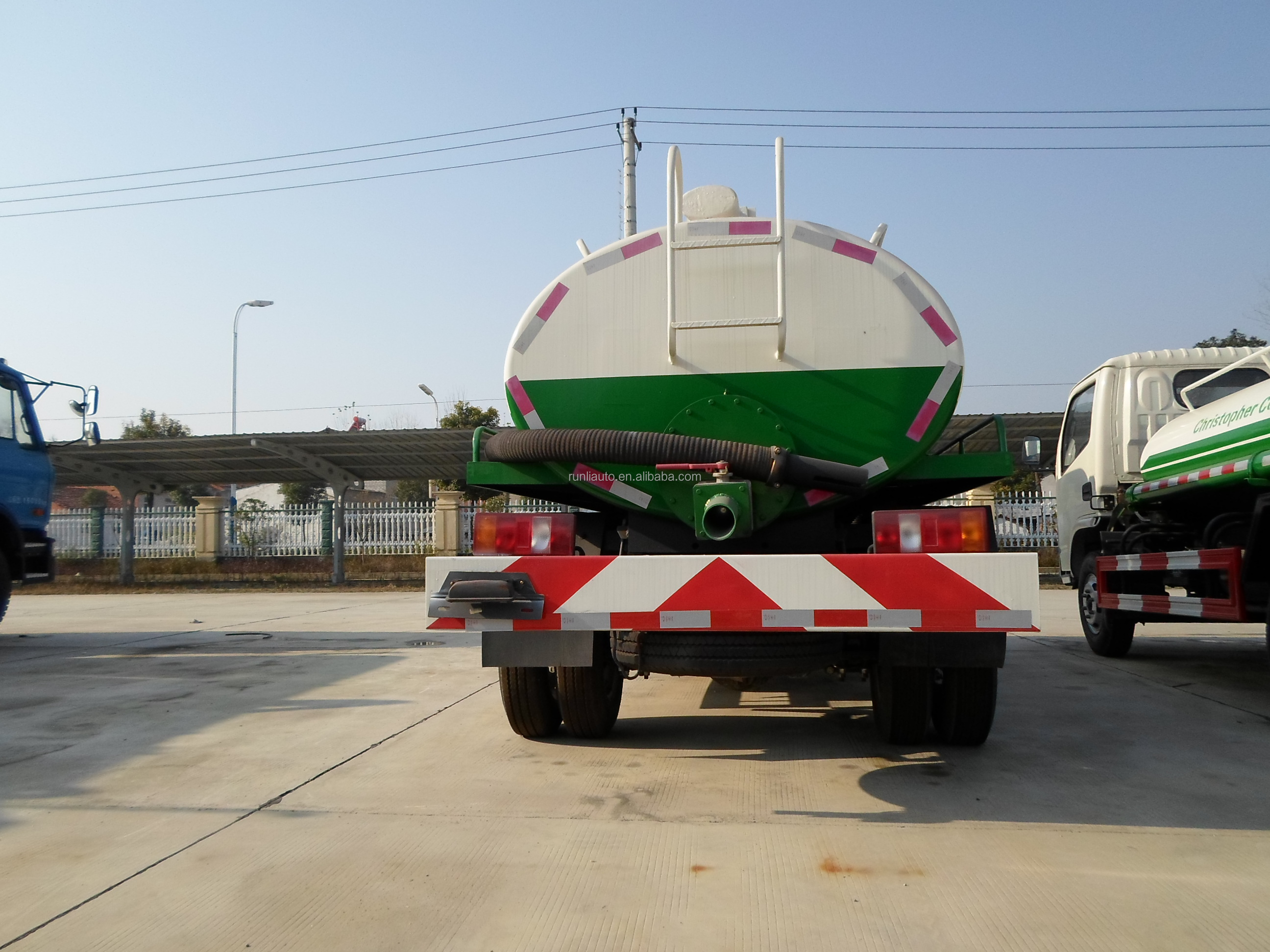 HOWO 4X2 Fecal Suction Truck 4000 Liters Euro II Suction Sewage Truck