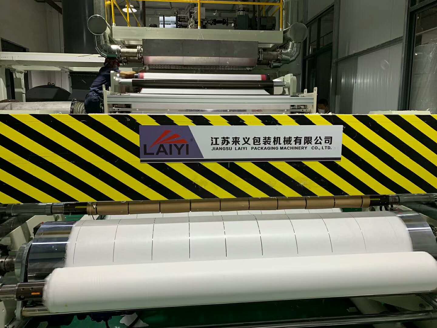 Vertically Down Melt Blown Fabric Machine Keeping Stabilize Product Quality white and blue