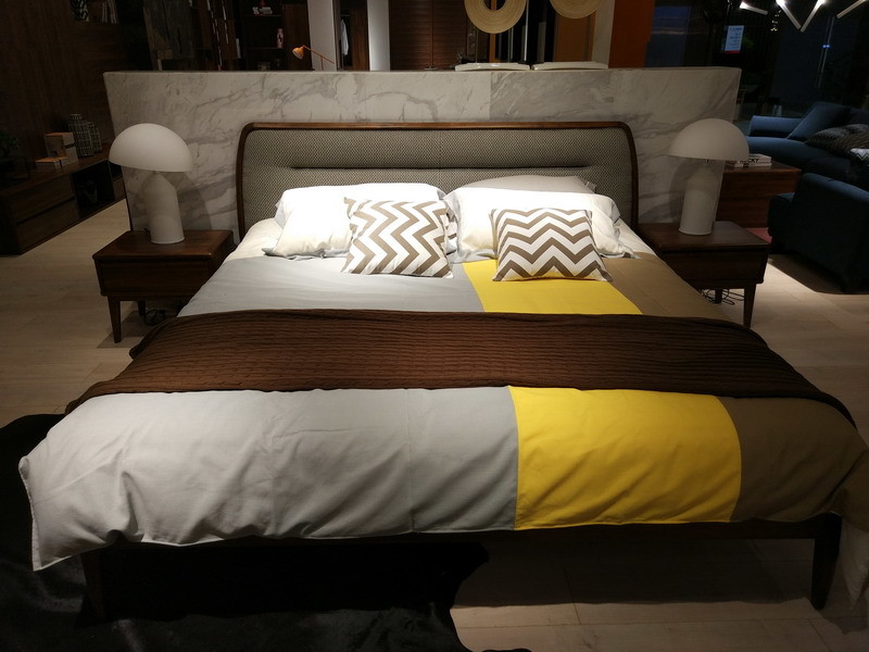 2017 New design of Fabric Upholstered headboard Bed by Walnut wood frame for Fashion Apartment bedroom furniture use