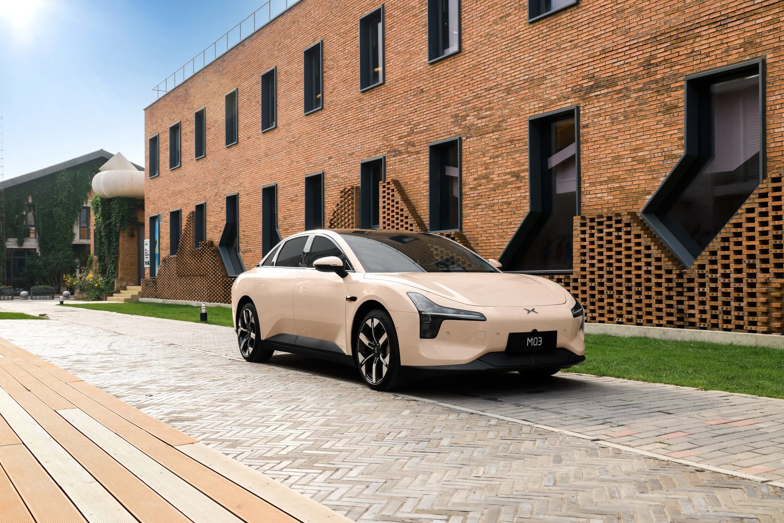Xiaopeng Electric Car Intelligent Driving Assistance for Safe and Smooth Travel
