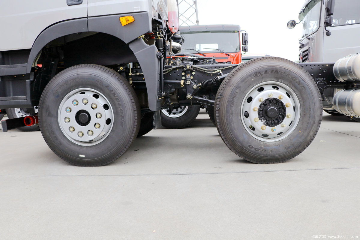 Dongfeng 270 Horsepower 19.9 square Total Weight 32 Ton Fast 8 Gear Corrosive Articles Tank Transporter