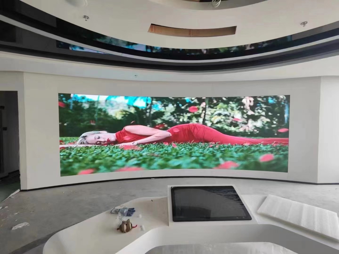 P2.5 Indoor LED Advertising Screen with 16 Bit Processing and 140° Viewing Angle