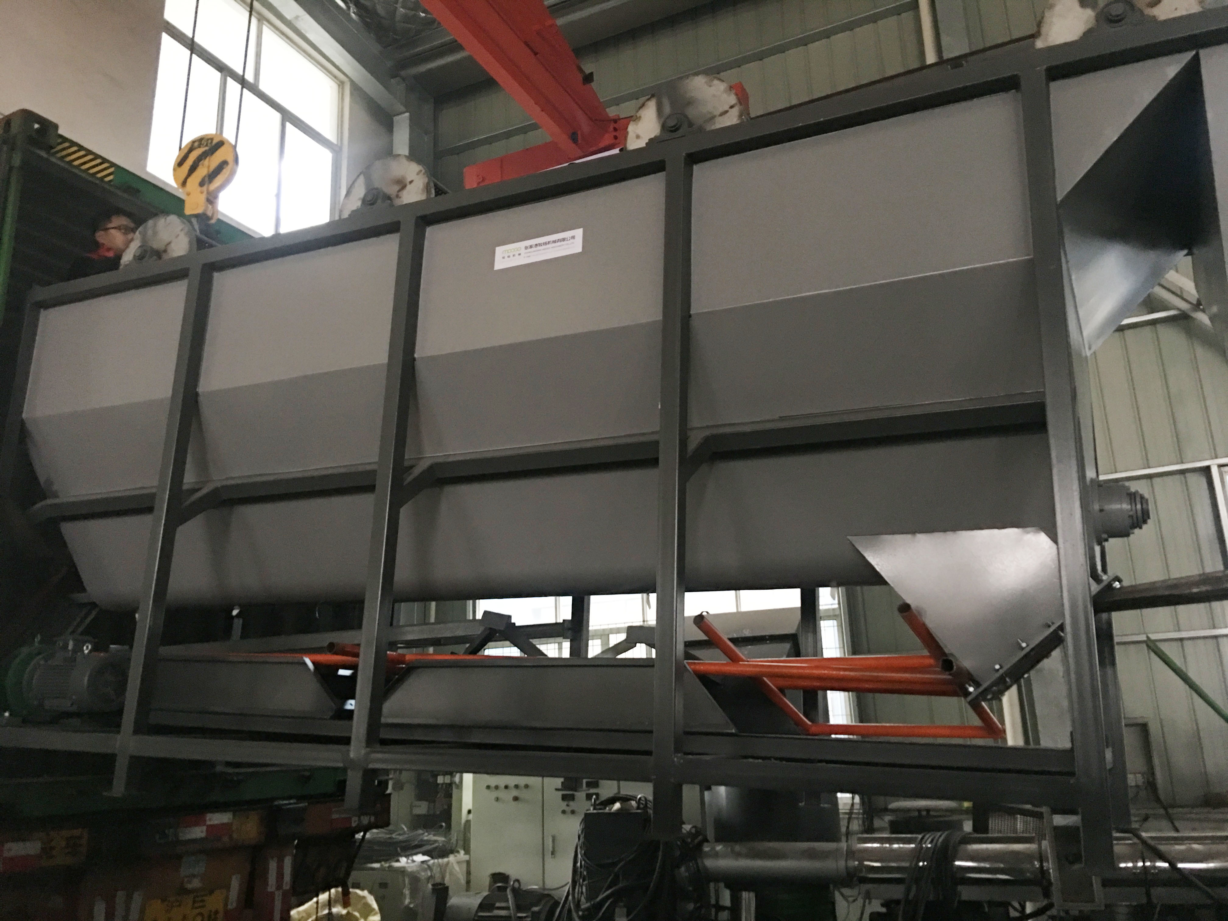 Plastic recycling sink float separating washing tank